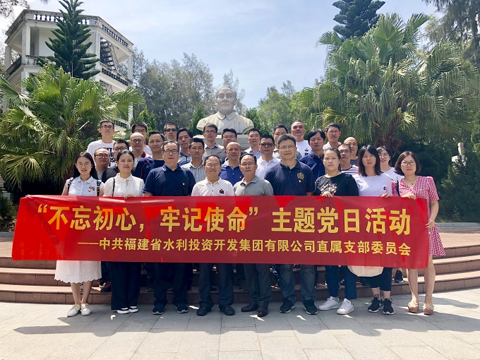 1 瞻仰谷文昌同志塑像.JPG